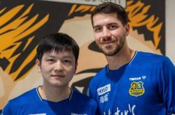 弗朗(lǎng)西斯(sī)卡(kǎ)鼓(gǔ)励樊振(zhèn)東(dōng)，共同复盘比賽(sài)