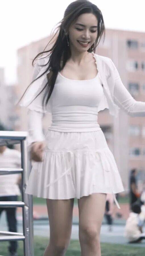 余霜：从LPL到央视的跨界破壁者