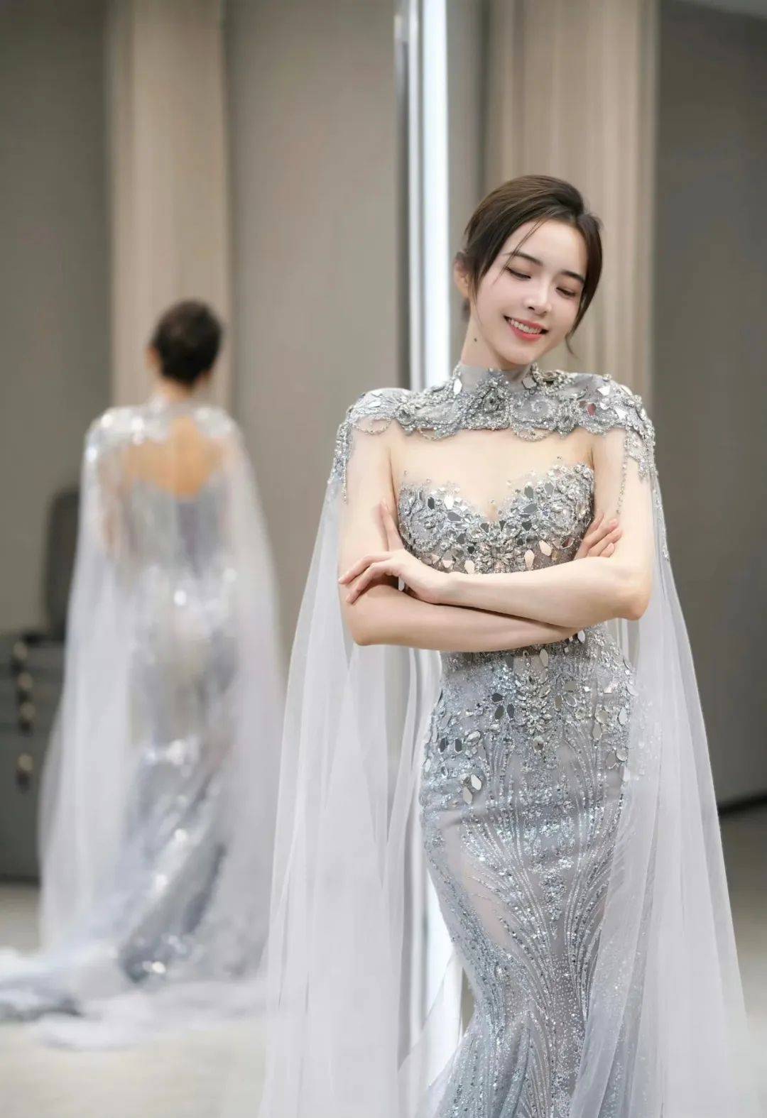 余霜 | 穿透视装，身材曲线婀娜，当主持信手拈来