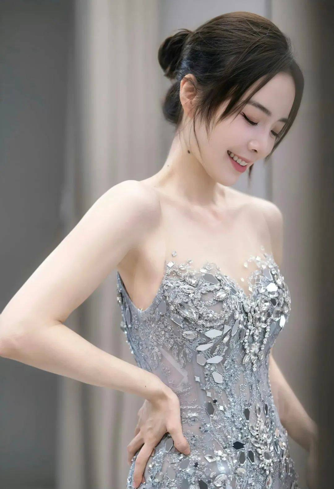 余霜 | 穿透视装，身材曲线婀娜，当主持信手拈来