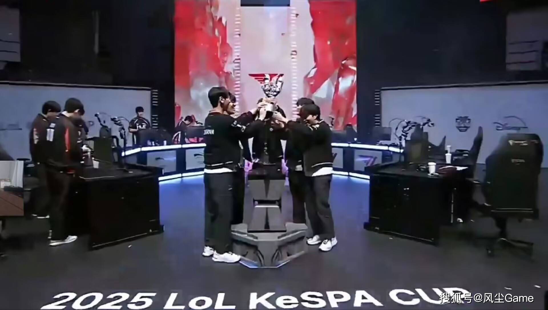 LCK三冠AD风评崩塌！采访自爆讨厌T1，HLE转会期曾考虑Bin哥