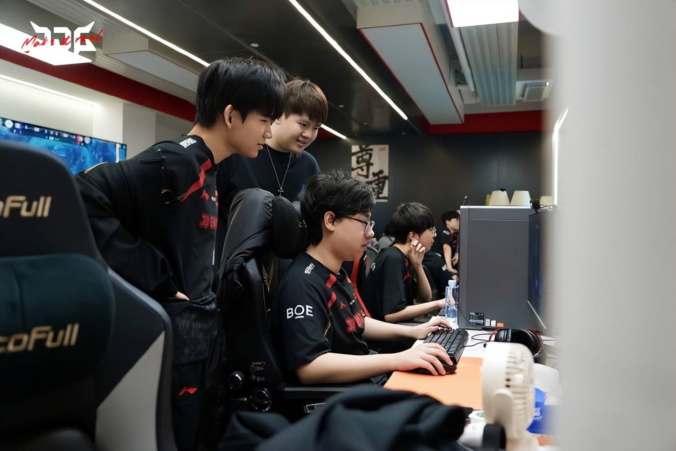 OMG成德杯最强黑马？JDG直接烂完？Viper迎来德杯首秀！