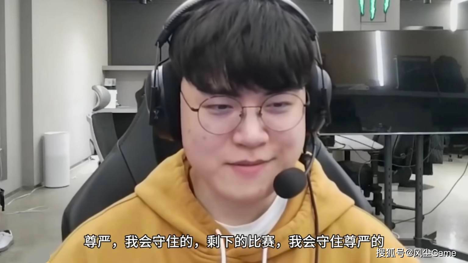 LOL世界冠军AD即将复出！小吕布直播放话：剩下的比赛会守住尊严